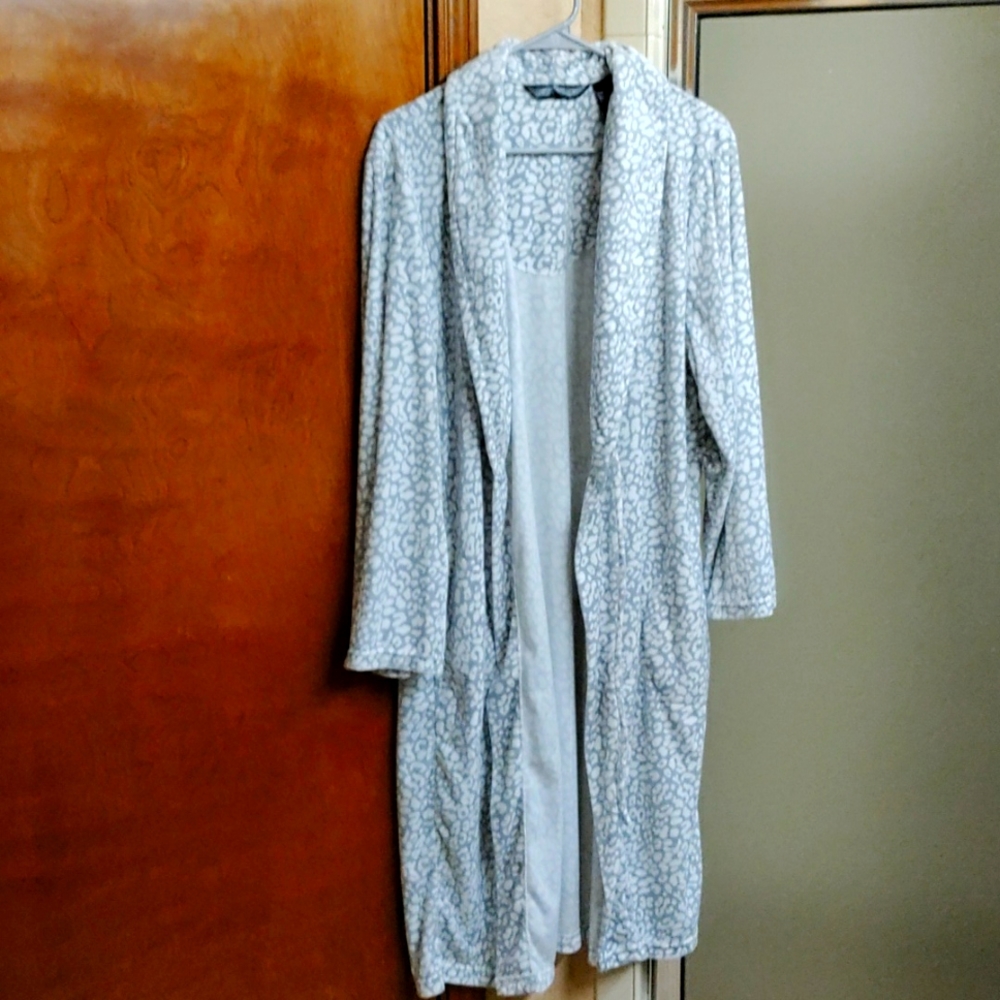 💥 5/$10💥 🌺Noire Jasmine Rose Robe with no belt